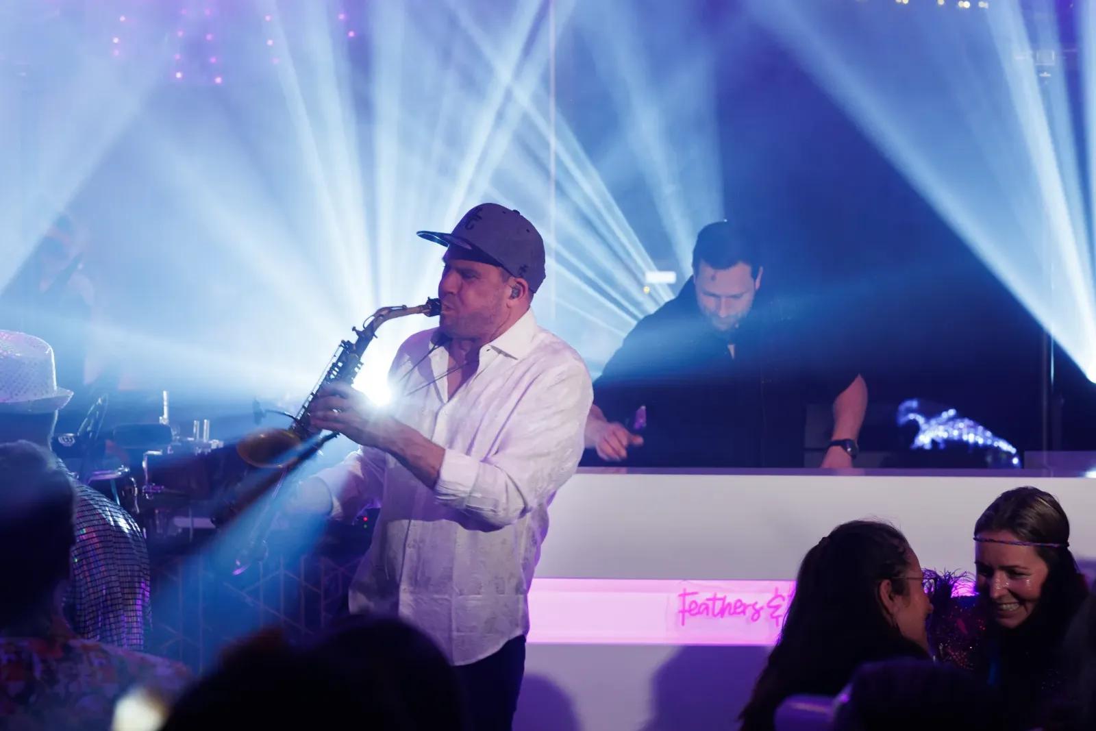 Saxofonist Saxojoe speelt op bruiloften en events