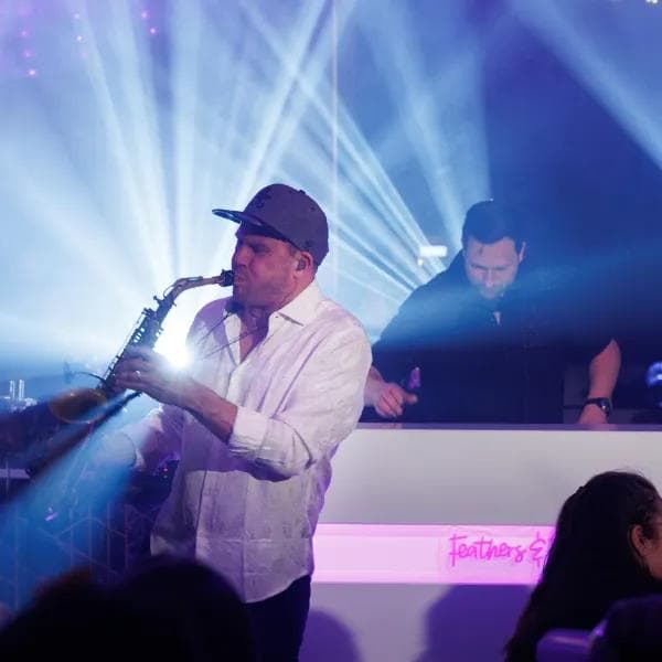 DJ & Sax Show