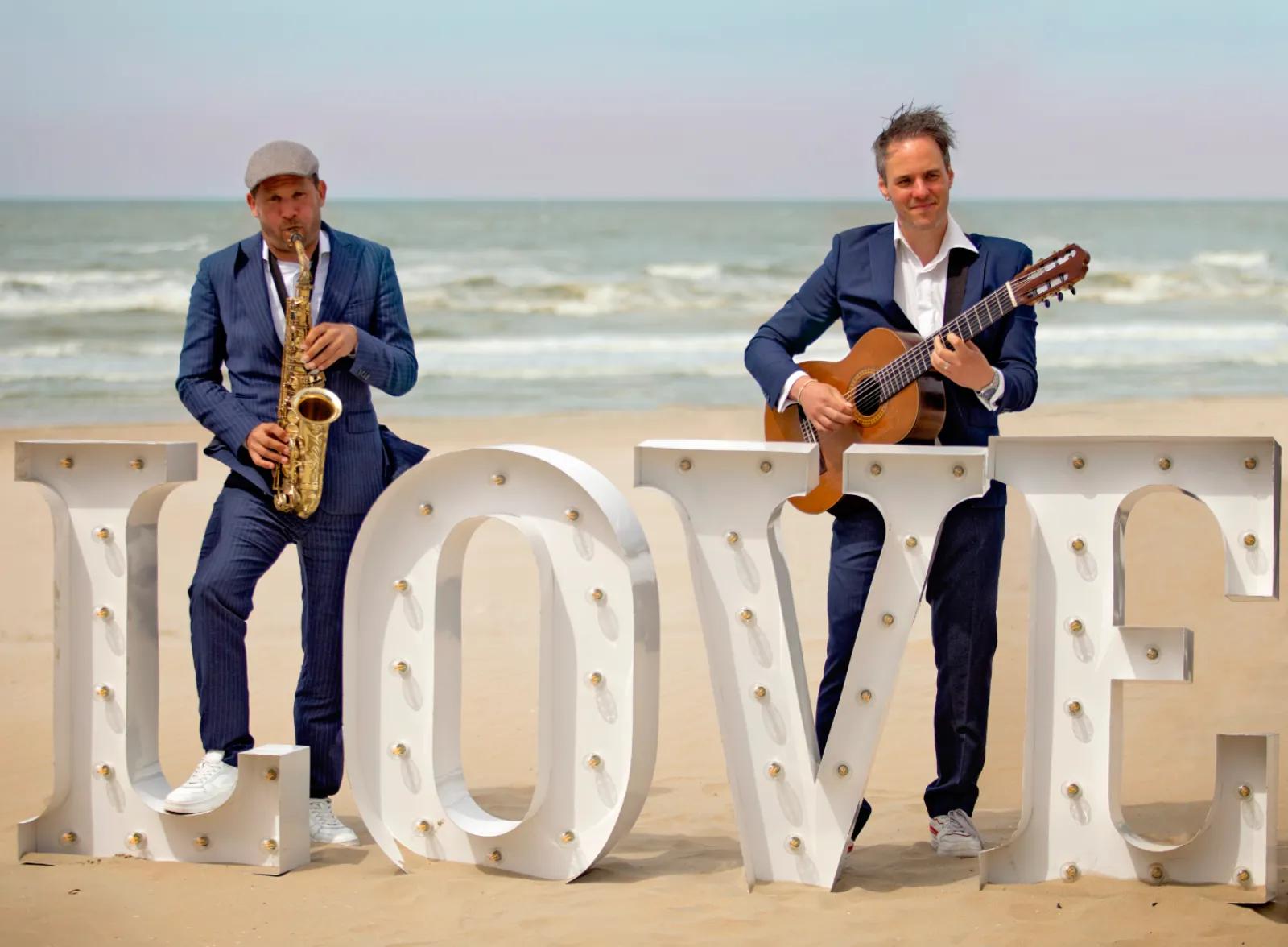 sax-en-gitaar-duo-op-een-bruiloft.webp