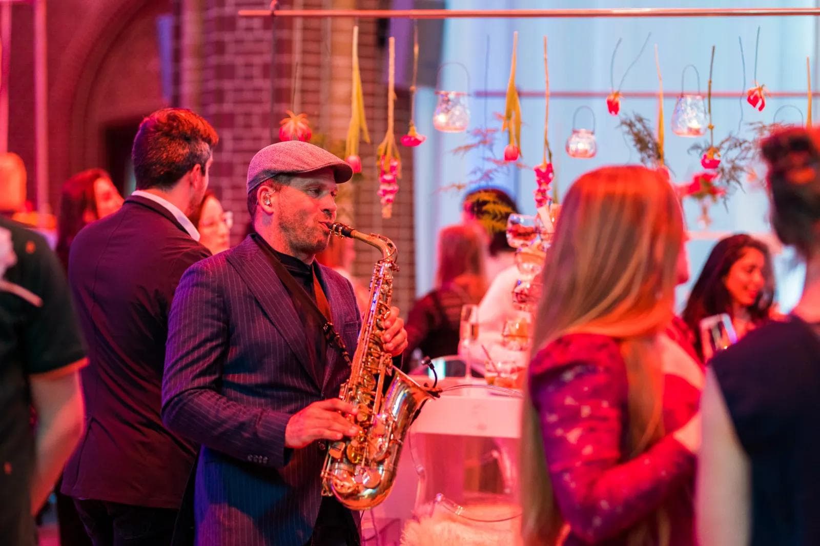 saxofonist-saxojoe-voor-privéfeest-aan-het-spelen.webp