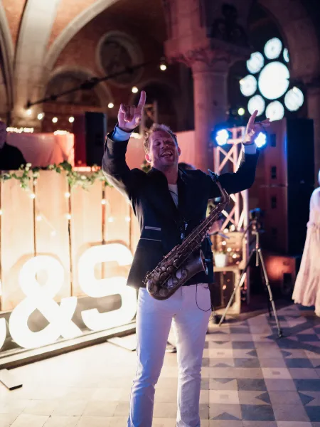 Bruiloft Saxofonist 5 Bruiloft Saxofonist Saxojoe op feest