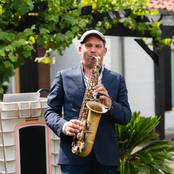 Saxofonist Saxojoe tijdens een bruiloft met Sax 'n Beats